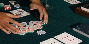 Chip Poker Là Gì? Những Kiến Thức Cơ Bản Bet Thủ Cần Biết